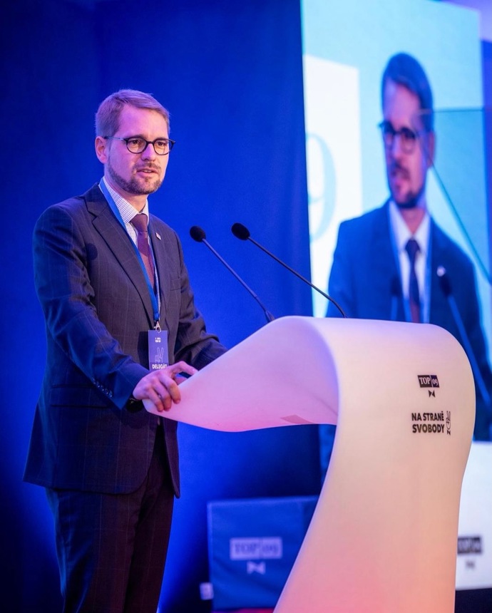 Matěj Ondřej Havel je prý dvojník Petra Fialy. 