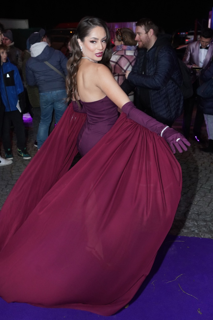 Model influencerky byl velmi efektivní díky vlečce vedoucí z rukávů. 