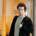 Eddie je uvidí a pochopí, že lásku Adriany nezíská.