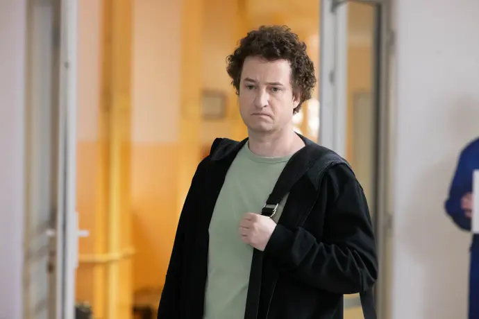 Eddie je uvidí a pochopí, že lásku Adriany nezíská.