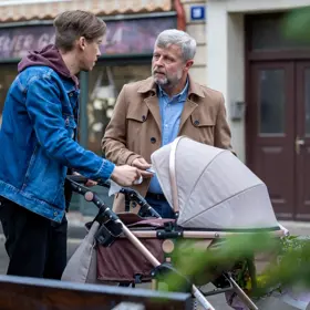 Když Luděk spatří Rosťu s malou Esterkou, pořádně ho to namíchne. 