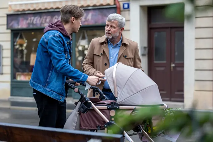 Když Luděk spatří Rosťu s malou Esterkou, pořádně ho to namíchne. 