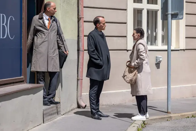 Martina sice minulý týden Pokladníka odpálkovala, ale teď ho pozve do hospody po zavíračce. 