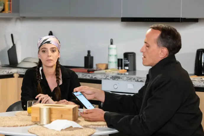 Pokladník se později objeví i u Martiny doma.