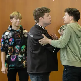 Kolda se pustí i do kamarádů.