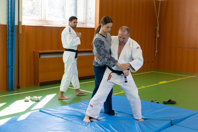 Petr Dvořák s Magdou zařídí pro jeho třídu ukázkovou hodinu juda.