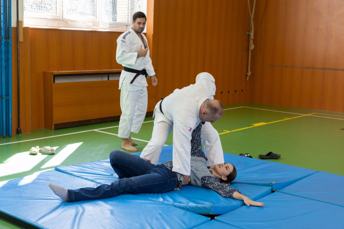 Z Laury se stane dobrovolnice pro ukázku jednoho z chvatů.