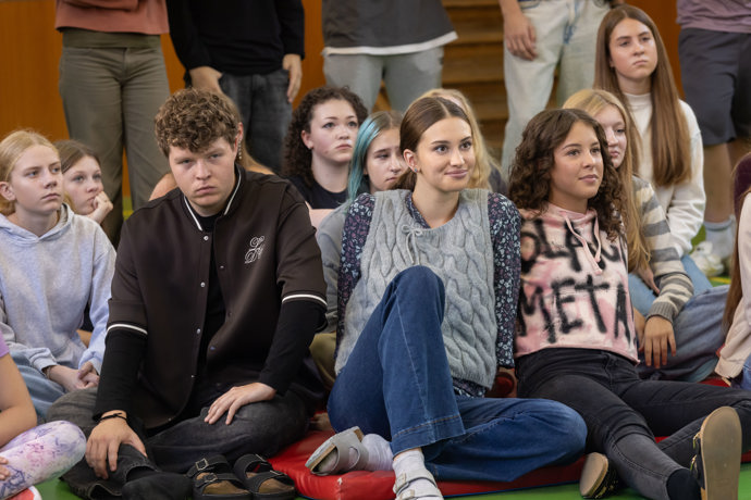 Kolda se stává pro všechny hrozbou. K Lauře je čím dál víc majetnický.