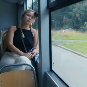 Dokument sleduje příběh několika žen. 