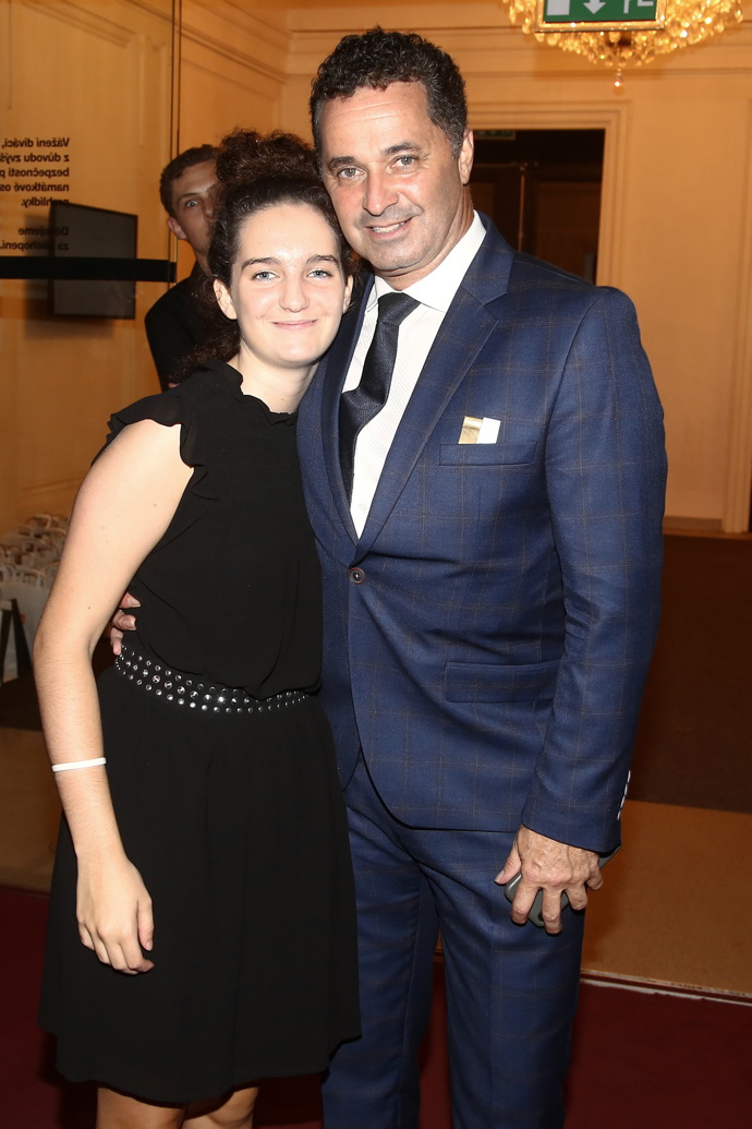 Podle Martina Dejdara se musela Sára v rekordním čase naučit angličtinu, aby zapadla mezi své spolužáky. 