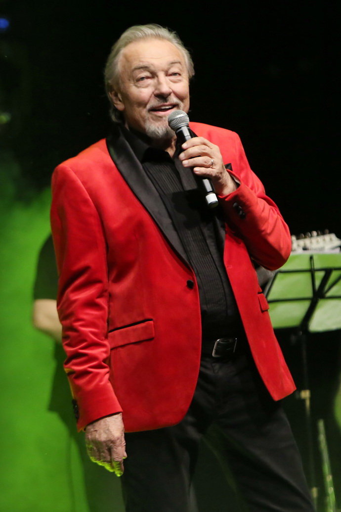 Karel Gott se ale nebál barev...