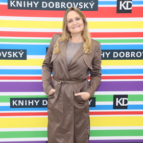 Minimalistický look v šedobéžových tónech působil elegantně, ale ne nudně.