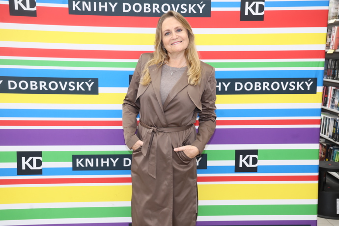 Minimalistický look v šedobéžových tónech působil elegantně, ale ne nudně.