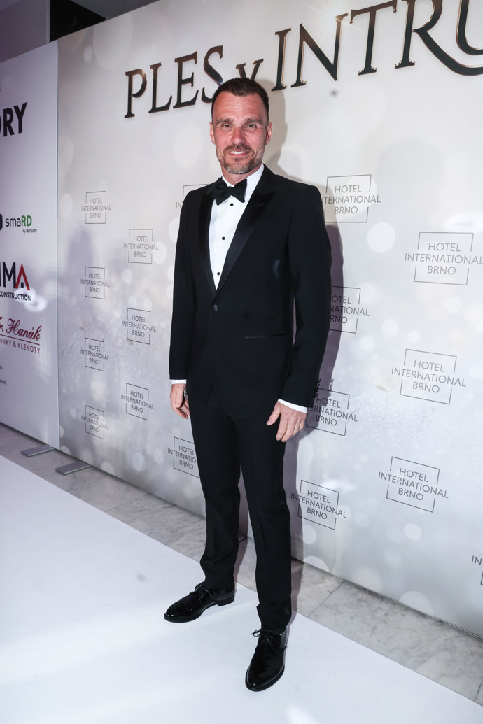 Na Ples v Intru moderátor obléká klasický pánský smoking s černým motýlkem. 