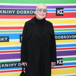 Tu správnou energii celému outfitu dodaly odlišné struktury materiálů i nepřehlédnutelné brýle, které Kateřinu Kornovou rozzářily.