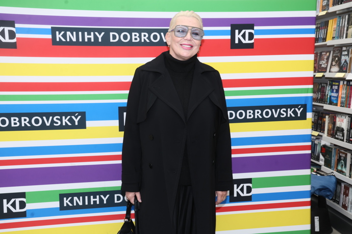 Tu správnou energii celému outfitu dodaly odlišné struktury materiálů i nepřehlédnutelné brýle, které Kateřinu Kornovou rozzářily.