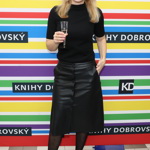 Moderátorka Lenka Špillarová sáhla po černé variantě s knoflíčky.