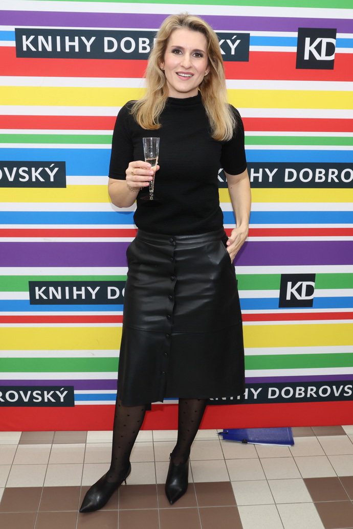 Moderátorka Lenka Špillarová sáhla po černé variantě s knoflíčky.