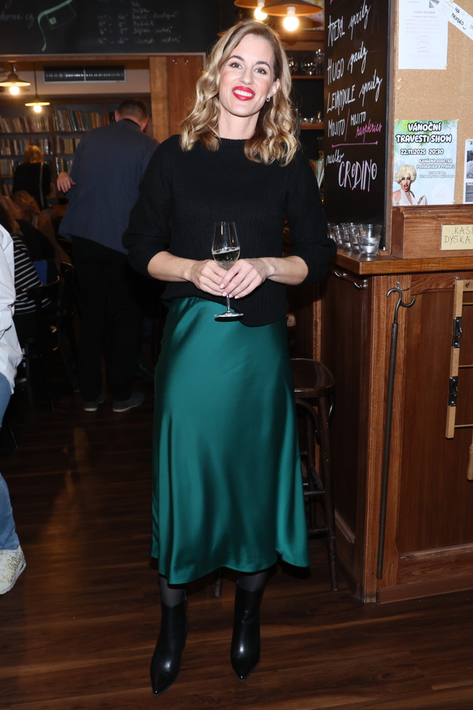 Saténovou sukni v tmavě zeleném odstínu oblékla Lucie Křížková.