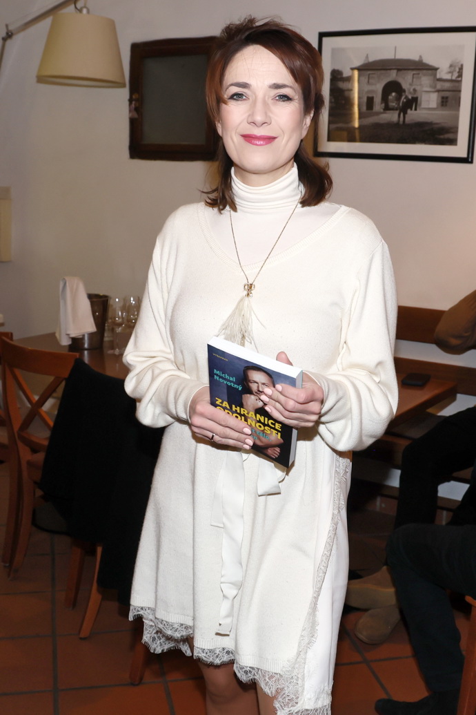 Moderátorka oblékla úpletové šaty s páskem a krajkovými lemy, které spojily pohodlí s romantikou.