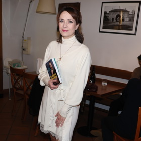 Moderátorka a herečka se sladila do krémových tónů, které působí svěže.