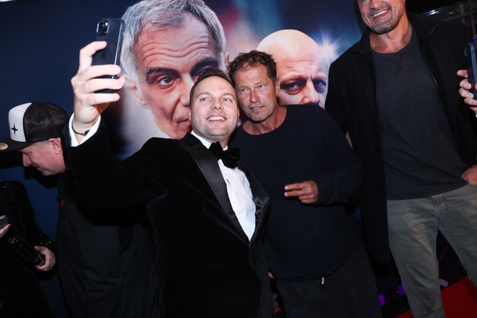 Til Schweiger se ochotně fotil.