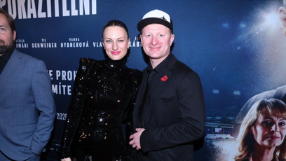FOTO: Natalia Germani s kolegou Ladislavem Hamplem na premiéře filmu Neporazitelní.