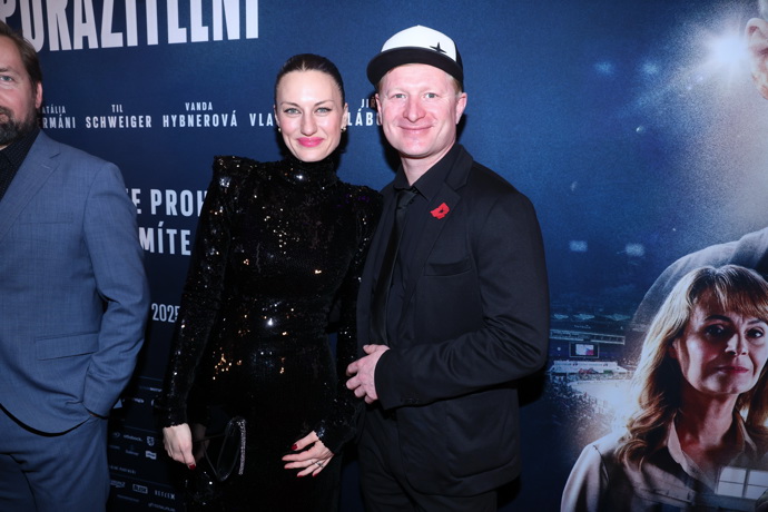 Natalia Germani s kolegou Ladislavem Hamplem na premiéře filmu Neporazitelní.