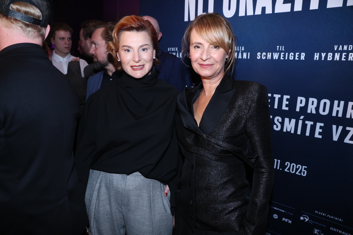 Lenka Vlasáková s Lenkou Krobotovou vsadily na černou barvu. 