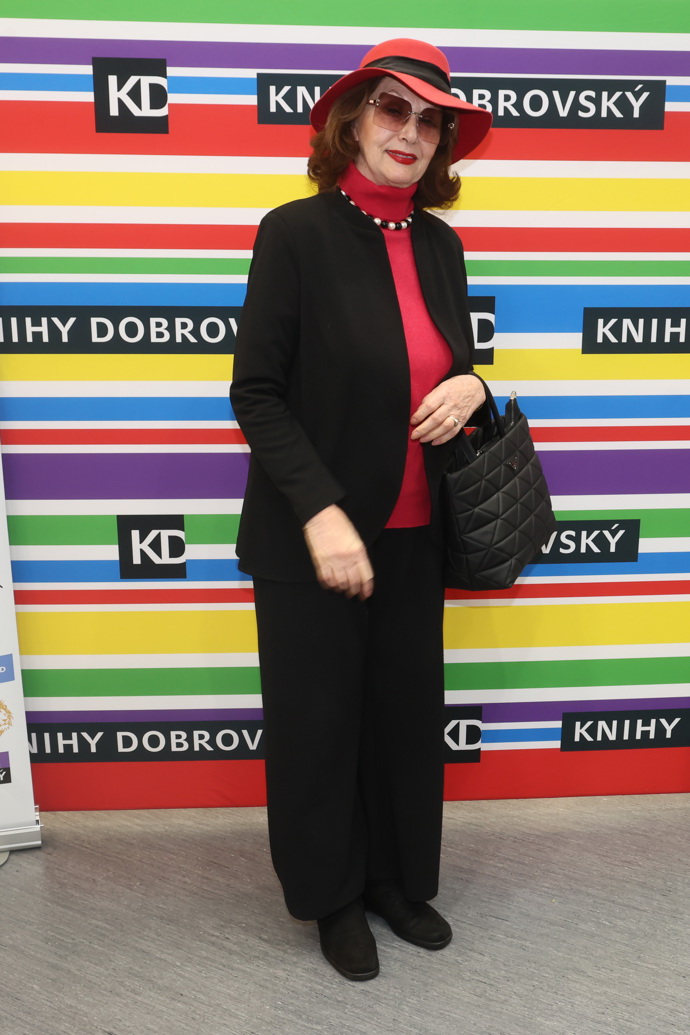 Ke klobouku sladila Saskia Burešová barvu svého roláku. 