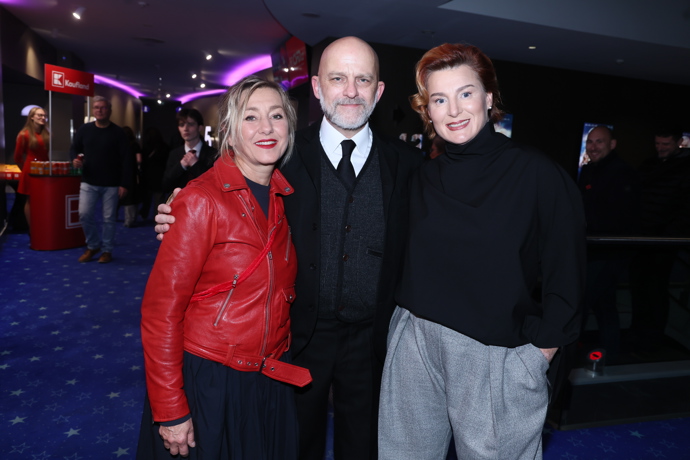 Hynek Čermák po boku známých hereček - Vandy Hybnerové a Lenky Krobotové.