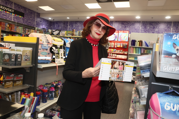 Saskia Burešová vypadá v červeném klobouku jako prvorepubliková hvězda filmového plátna. 