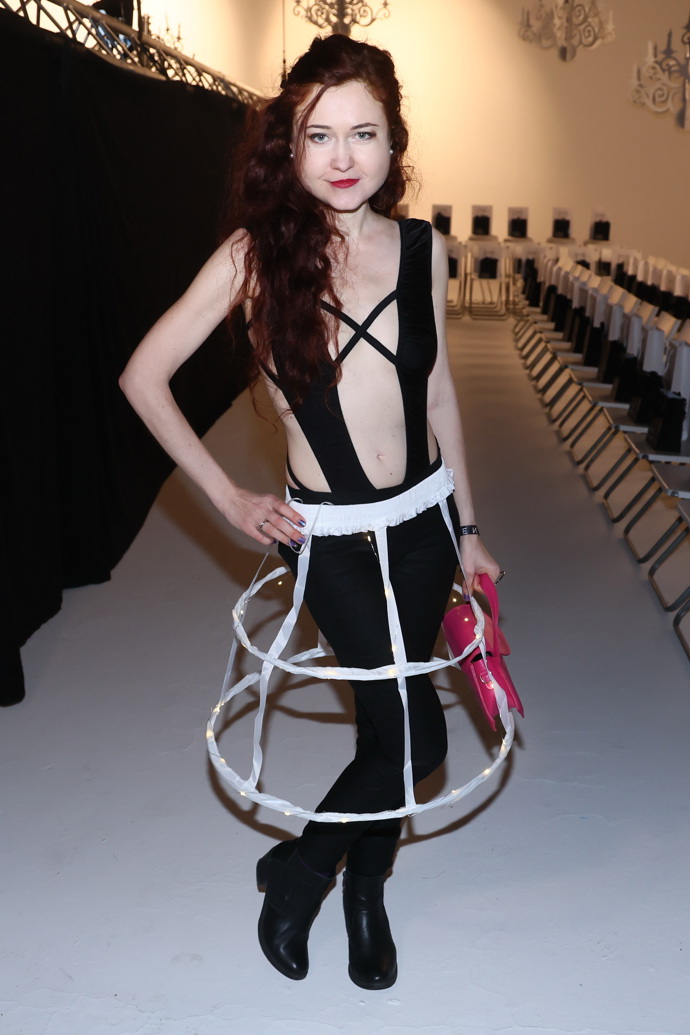 Režisérka Eva Toulová navlékla přes černý top a legíny bílou konstrukci sukně. 