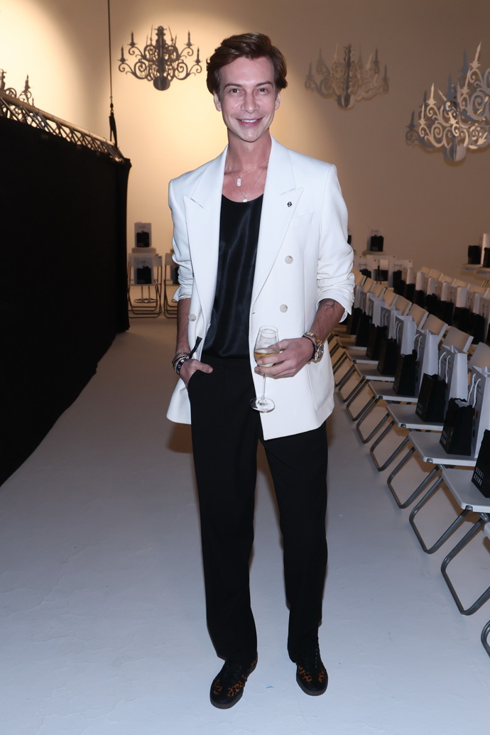 Jakub Poner oblékl přes černý základ outfitu bílé sako. 