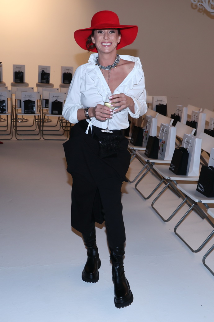 Moderátorka nazula namísto lodiček masivní černé boty na vysoké platformě.