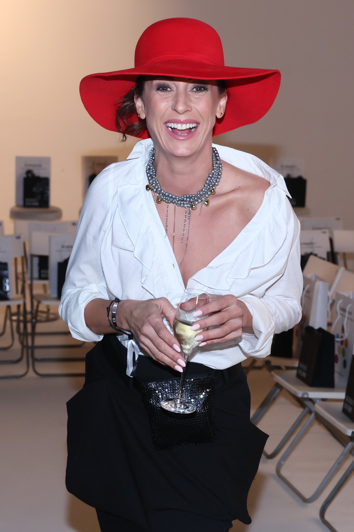 Veronika Farářová oživila černo-bílou kombinaci červeným kloboukem a výraznou bižuterií v široce rozevřeném dekoltu. 