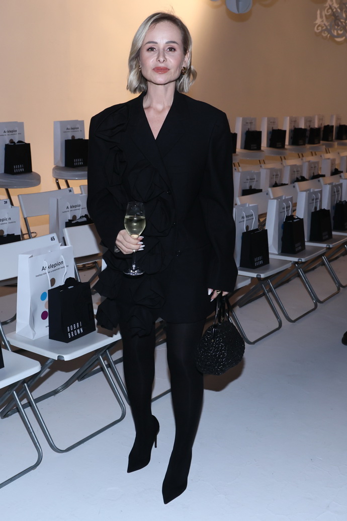 Michaela Saláková oblékla oversize černé sako a neprůsvitné černé punčocháče.