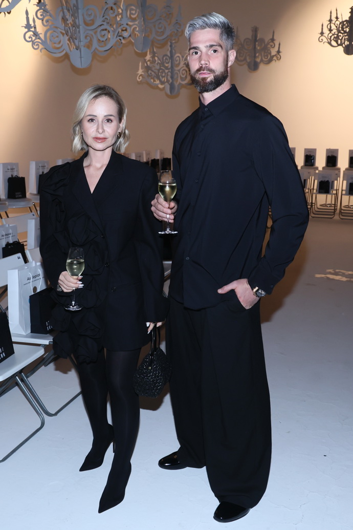 Manželé Salákovi se pro tentokrát zahalili kompletně do černé barvy. 