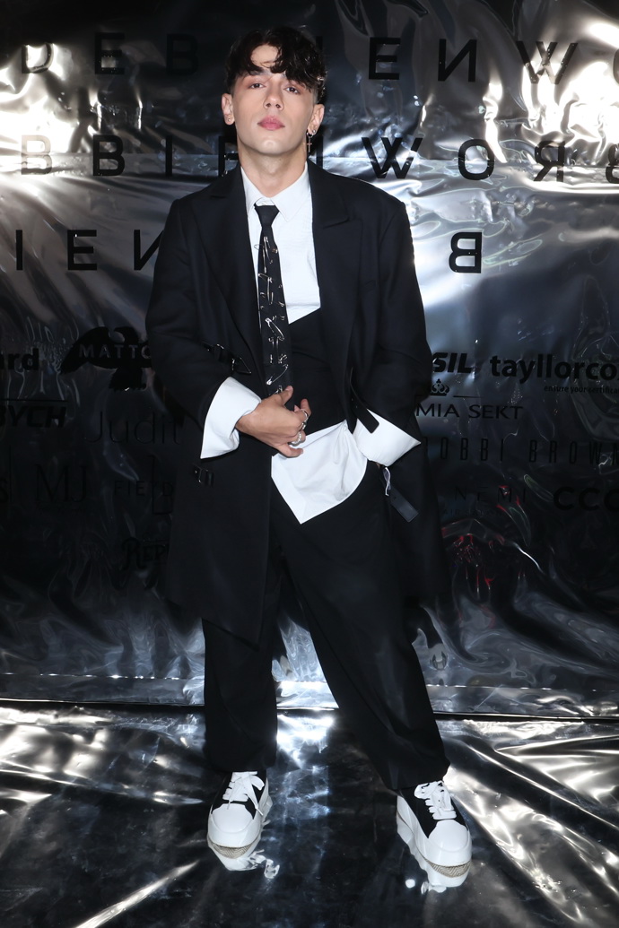 Jan Bendig popustil uzdu fantazii a také své bílé košili. K tomu nazul bílé tenisky. 