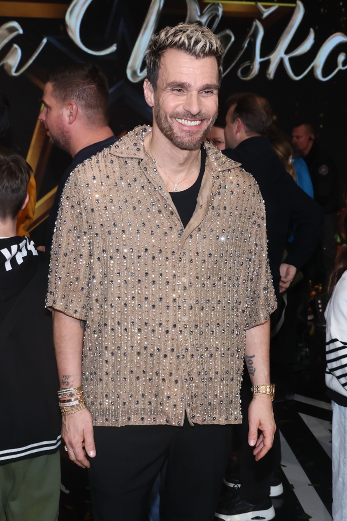 Leoš také rád nosí košile z nevšedních materiálů. 