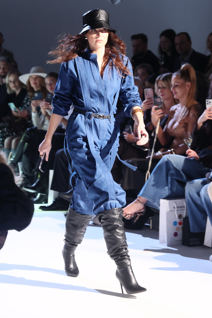 Z módní přehlídky Debbie Brown. 