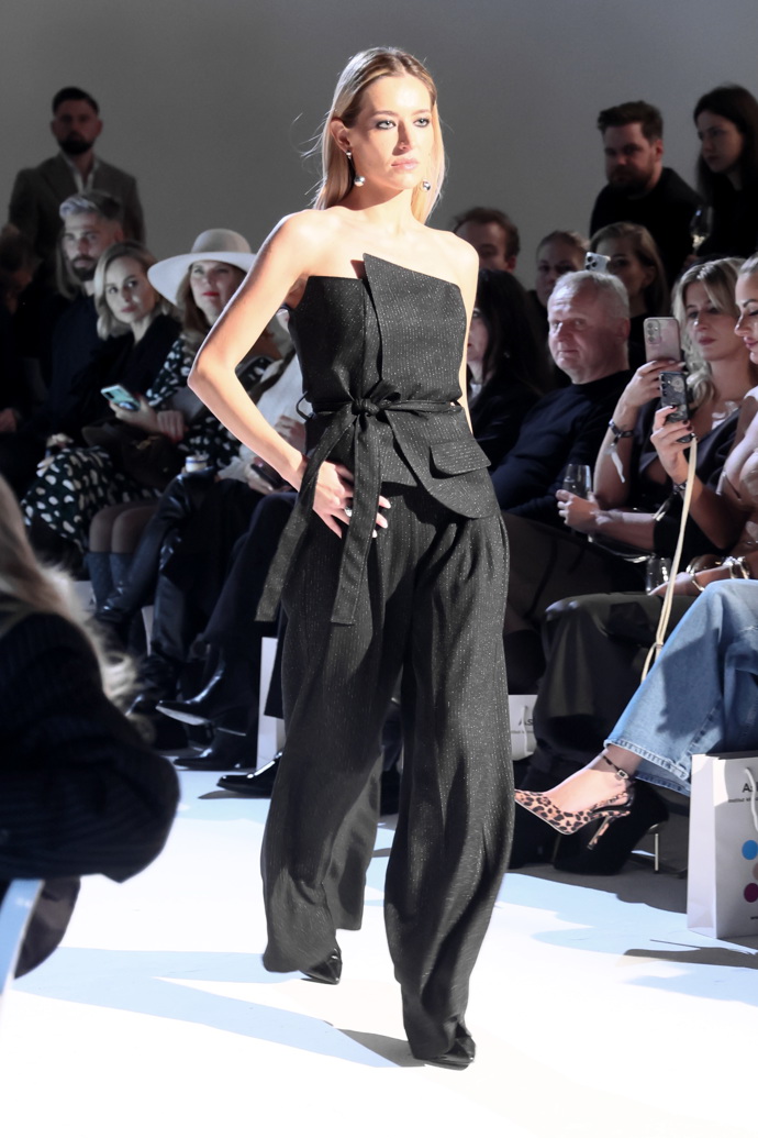 Z módní přehlídky Debbie Brown. 