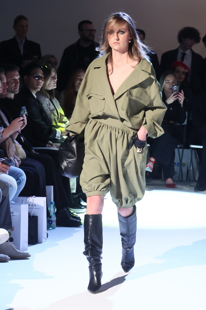 Z módní přehlídky Debbie Brown. 