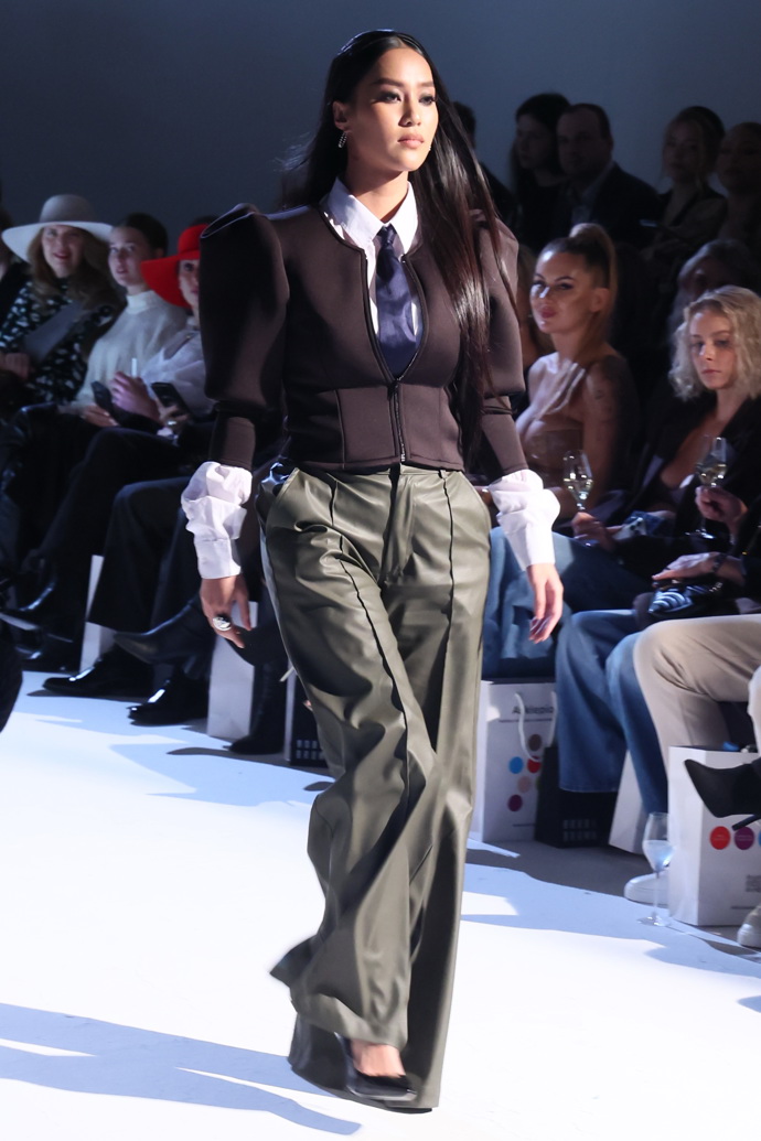 Z módní přehlídky Debbie Brown. 