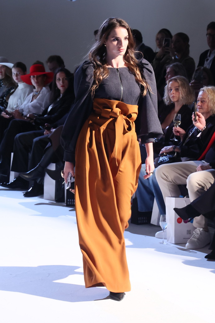 Z módní přehlídky Debbie Brown. 