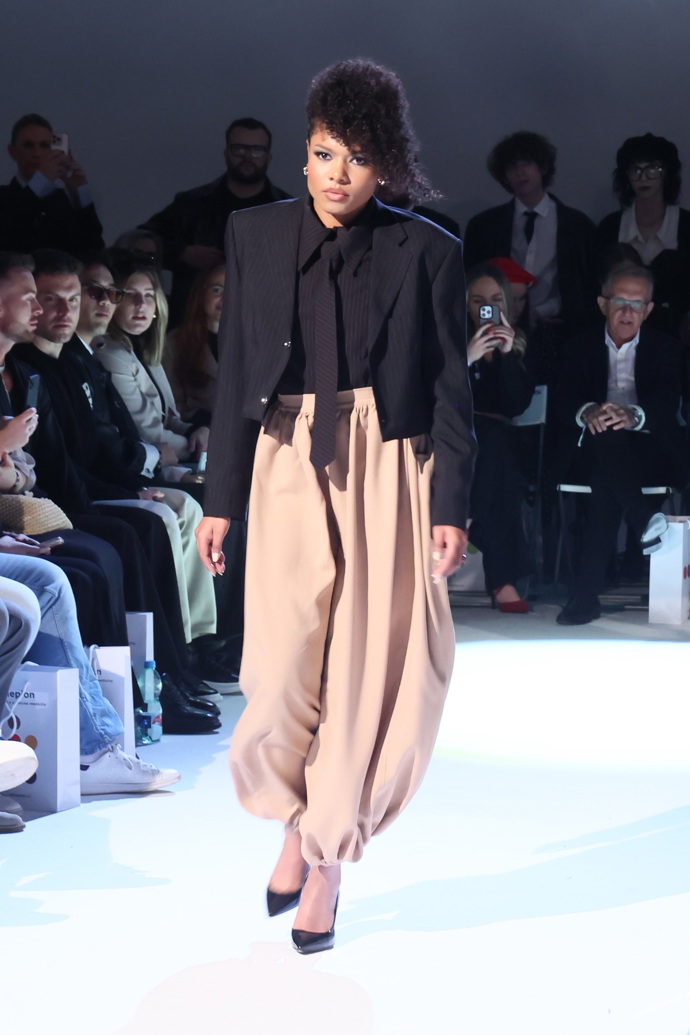 Z módní přehlídky Debbie Brown. 