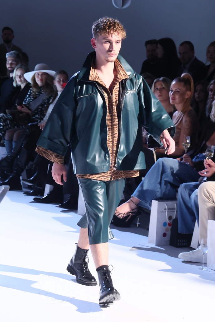 Z módní přehlídky Debbie Brown. 