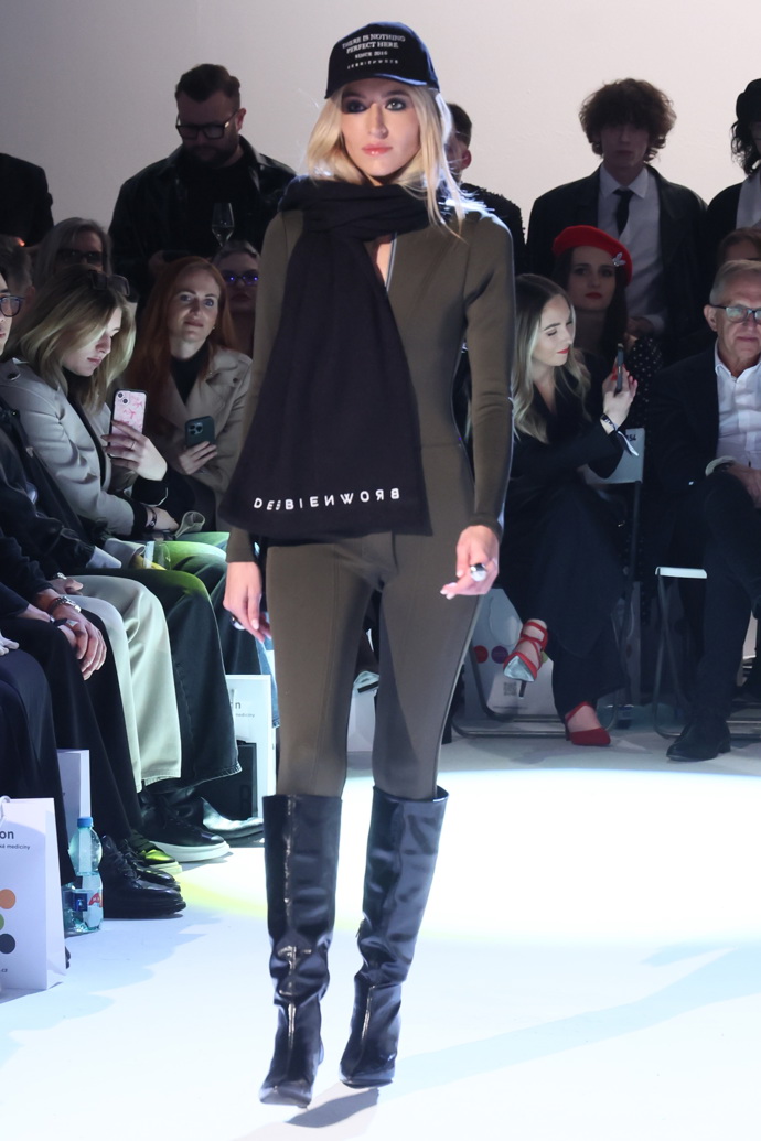 Z módní přehlídky Debbie Brown. 