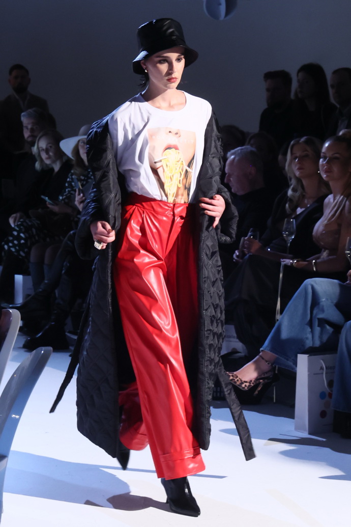 Z módní přehlídky Debbie Brown. 