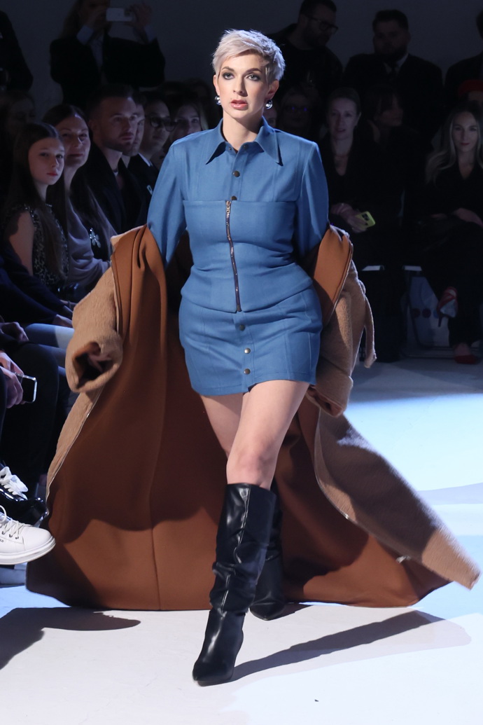 Z módní přehlídky Debbie Brown. 